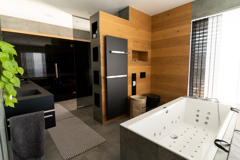 Privat Zuhause Badezimmer Dusche begehbare Dusche Bad Bodenverlegung Wandverlegung Armaturen Fliesen Feinsteinzeug, Granit Holzoptik | Madak Meisterbetrieb