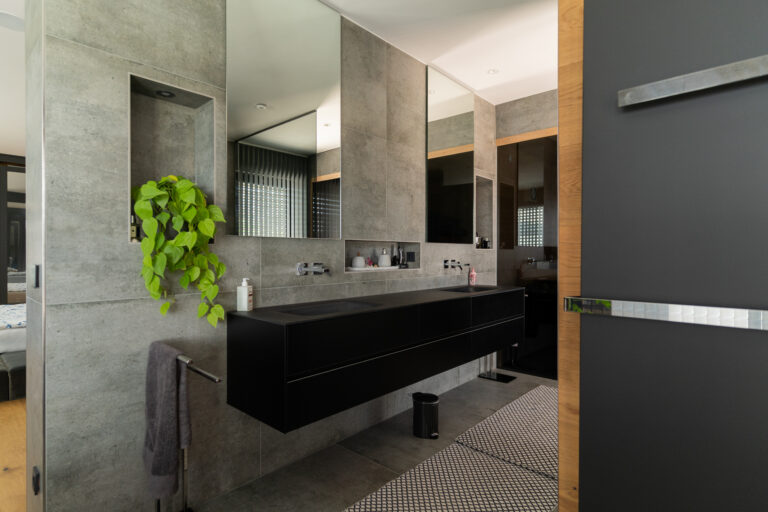 Privat Zuhause Badezimmer Dusche begehbare Dusche Bad Bodenverlegung Wandverlegung Armaturen Fliesen Feinsteinzeug, Granit Betonoptik