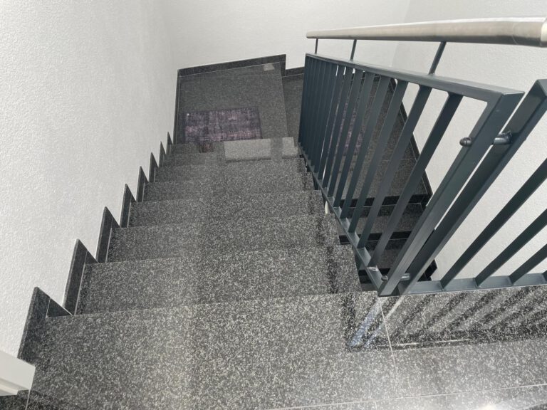 Naturstein Granit poliert Stufen Treppenhaus | Madak Meisterbetrieb