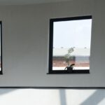 Großer Foyer mit Handläufe und Fensterbänke aus dunklem Granit. Fliesenleger Butzbach