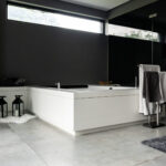 Wellnessbereich mit schönen Fliesen dunkle Wand und heller Boden. Mit begehbarer Dusche, Jacuzzi und diversen Sitzmöglichkeiten und angrenzendem Balkon . Fliesenleger Butzbach