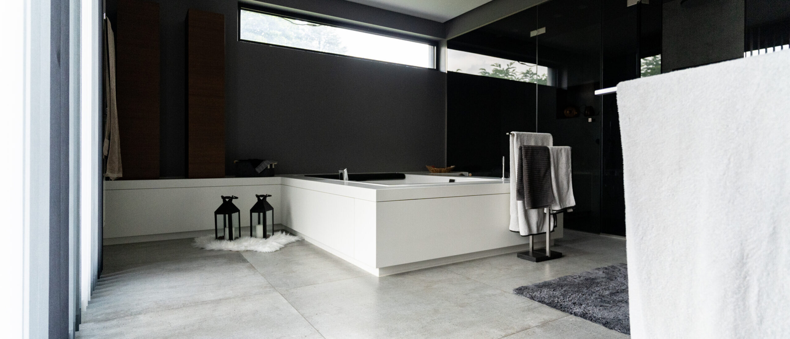 Wellnessbereich mit schönen Fliesen dunkle Wand und heller Boden. Mit begehbarer Dusche, Jacuzzi und diversen Sitzmöglichkeiten und angrenzendem Balkon . Fliesenleger Butzbach