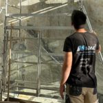 Madak Fliesenleger Team am beim verlegen. Wandfliesen Marmoroptik mit durchlaufender Maserung in 100 x 200 cm. Fliesenleger Gießen