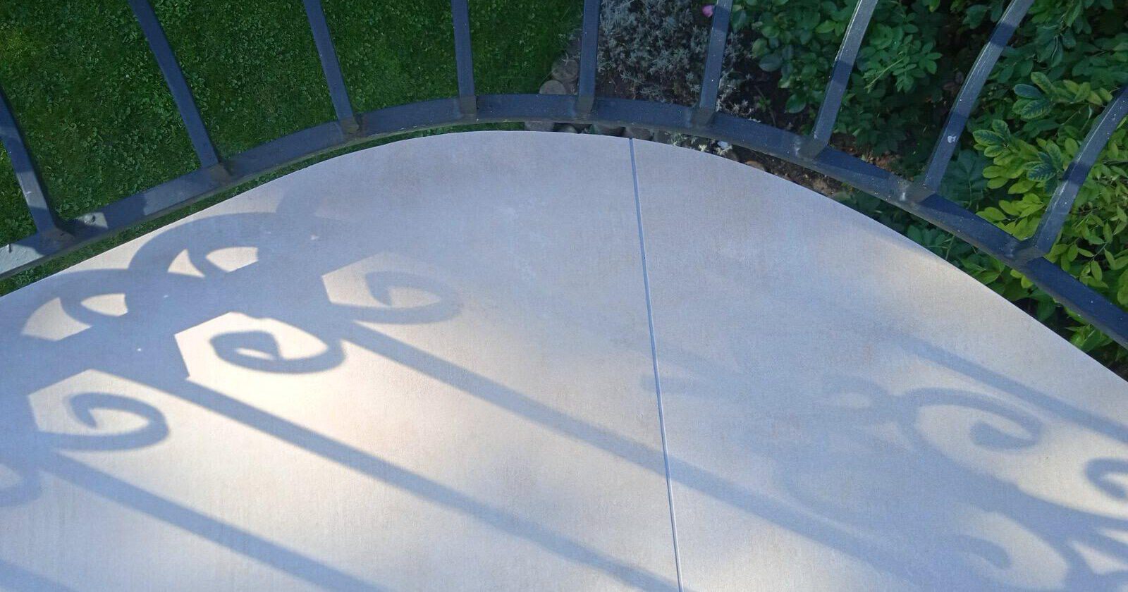 Perfekte Fliesenarbeit für Balkone. Feinsteinzeug individuell zugeschnitten für Balkone