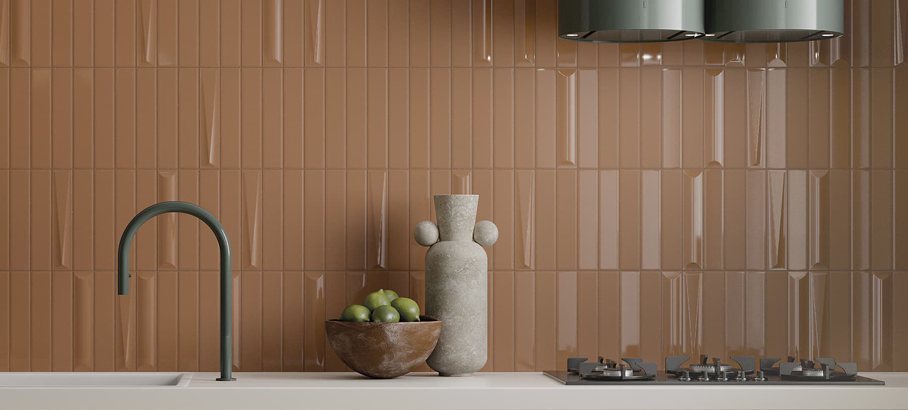 Küchenrückwand mit exklusiven braunen Kleinformatfliesen, grafische Oberflächen mit leichtem Relief für 3D-Handwerkseffekt.