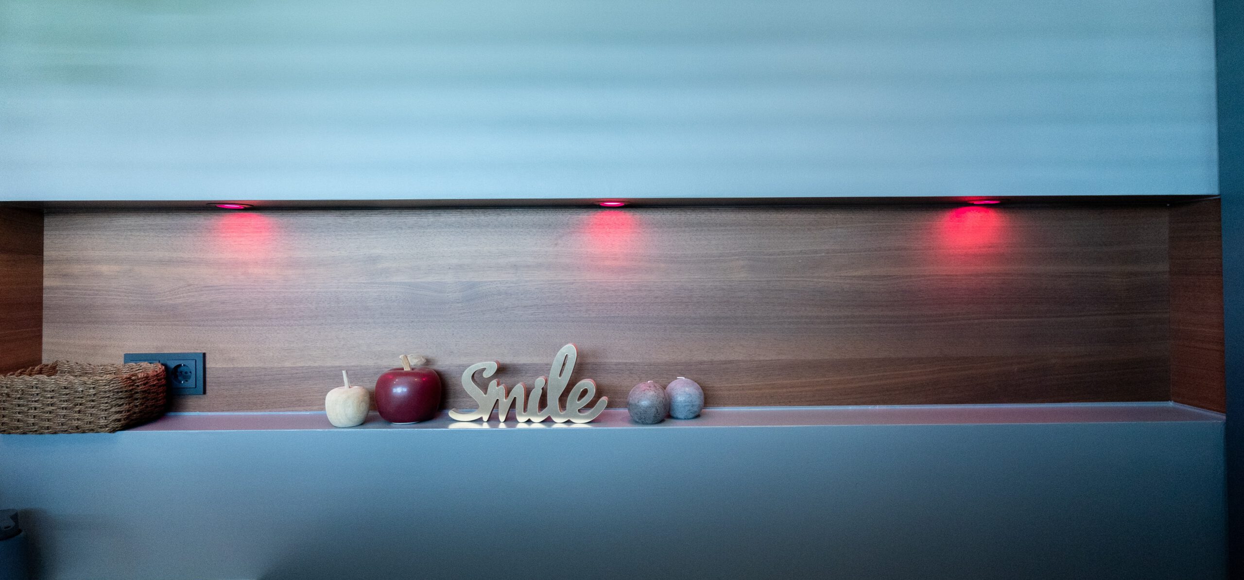 Badezimmer mit maßgefertigter Ablagefläche, Lichteffekte und verschiedene Fliesen – handwerkliche Umsetzung vom Madak Meisterbetrieb.