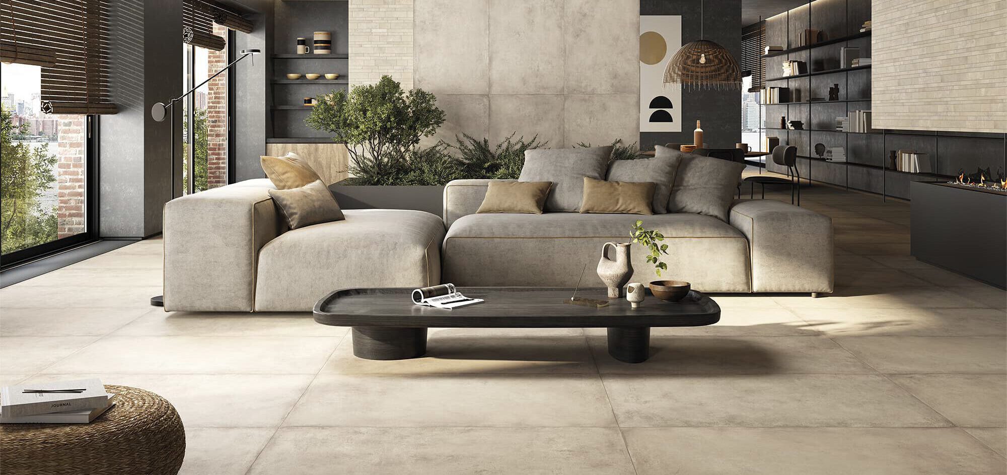 Modernes Wohnzimmer mit Spachteloptik-Fliesen 120 × 120 cm in Creme-Beige-Grau am Boden und Betonoptik-Fliesen 60 × 120 cm als Akzentwand.