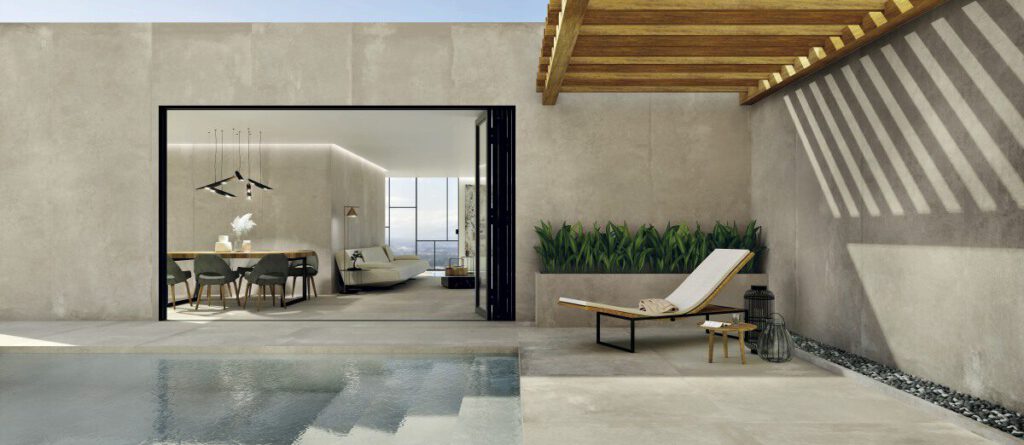 Großzügige moderne Terrasse mit Pool und großformatigen Spachteloptik-Fliesen in hellem Beige-Grau.
