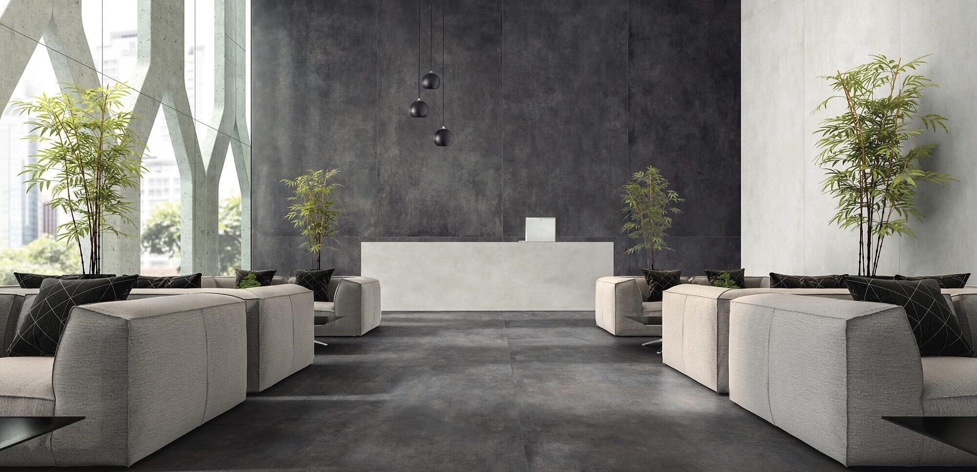 Moderne Hotel-Lobby mit großformatigen Fliesen 120 × 360 cm in grauer Spachtel- und Betonoptik für stilvolles, professionelles Ambiente.