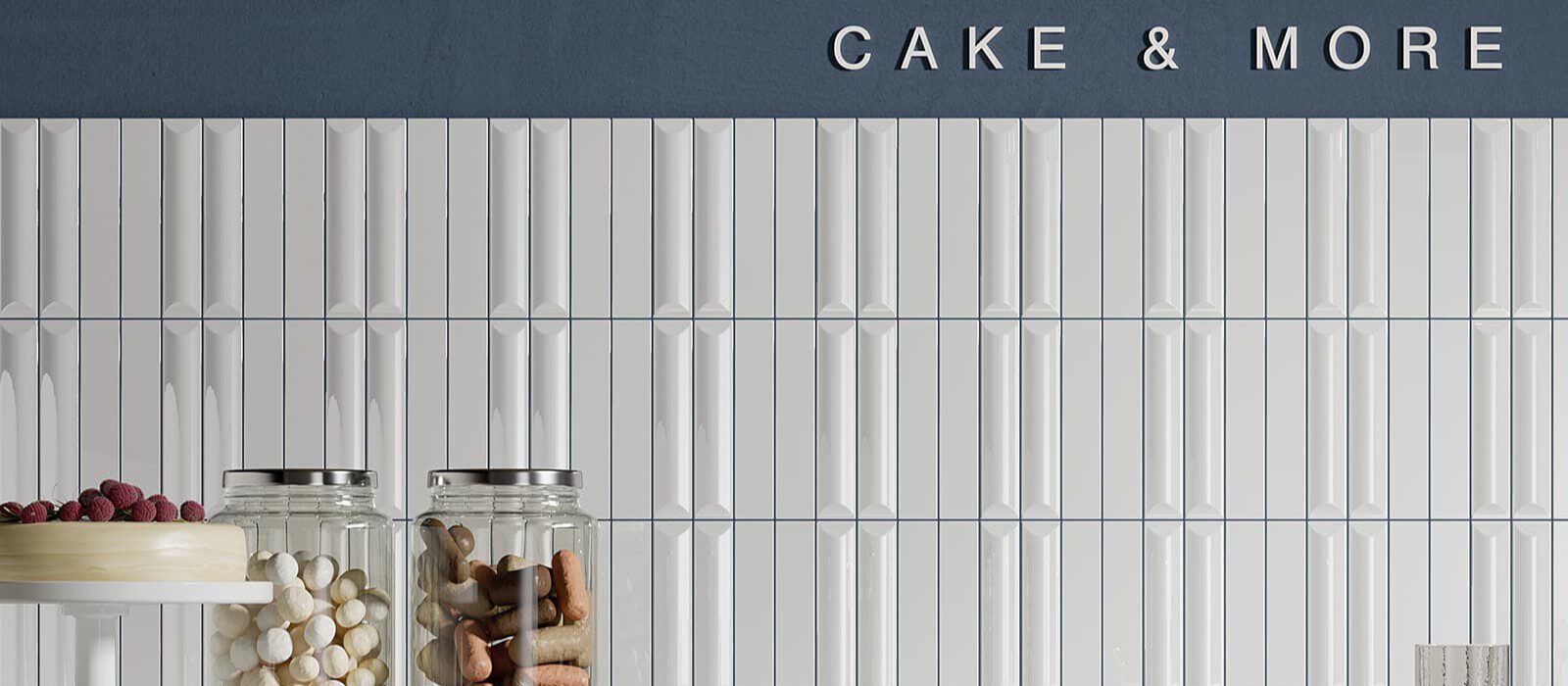 Küchenrückwand in Weiß mit Vintage-Retrofliesen im 3D-Relief für Akzentwände und Nischen in einem modernen Kuchengeschäft.