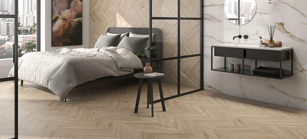 Schlafzimmer mit Holzoptik-Fliesen in warmen Tönen, feine Maserungen, dezente und ruhige Atmosphäre.