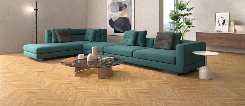 Wohnzimmer mit braunen Holzoptik-Fliesen in Fischgrät-Muster für natürliche, detailreiche Bodenwirkung.