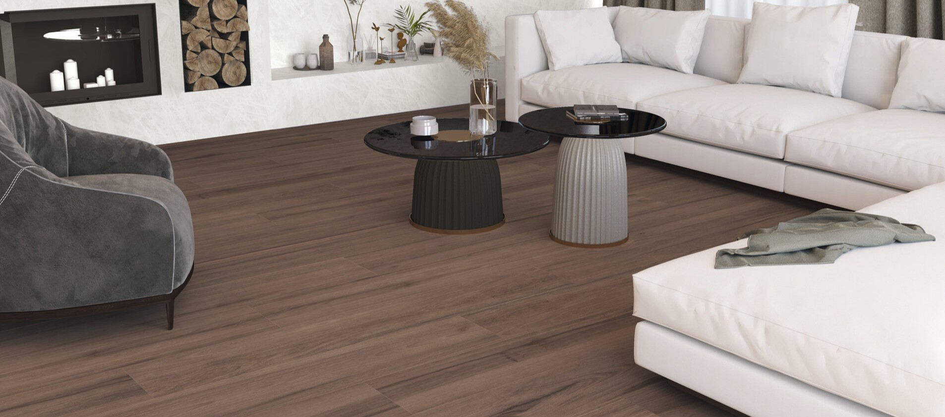 Wohnzimmer mit großformatigen Holzoptik-Dielenfliesen in rauchigem Braun mit warmen und grauen Nuancen für vielseitige Gestaltung.