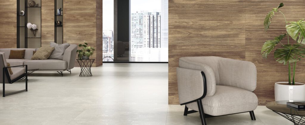 Lobby mit Wandverkleidung aus Holzoptik-Fliesen in warmen Braun-Tönen für elegantes Ambiente.