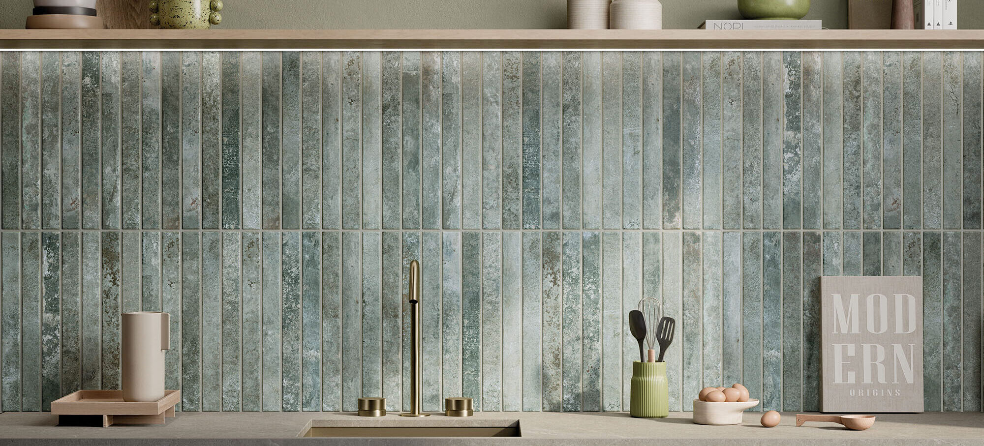 Küchenspiegel mit Kleinformat-Vintagefliesen 4,8 × 45 cm in zartem Grün-Mint-Ton für moderne, exklusive Rückwände.