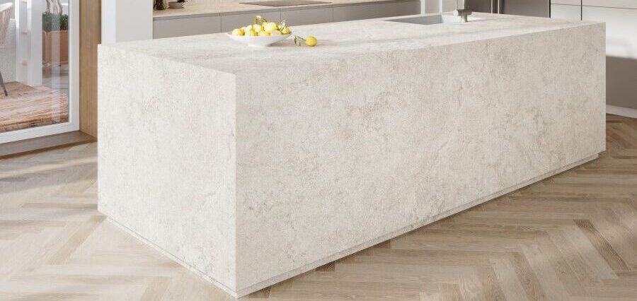 Moderne Küche mit Kücheninsel und Arbeitsplatte in hellbeiger Natursteinoptik – dezenter, eleganter Look.