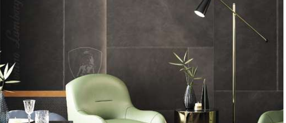 Besprechungsraum mit exklusiven Lamborghini-Fliesen in Lederoptik, Anthrazit mit gelben Akzenten, inklusive klassischem Lamborghini-Logo.