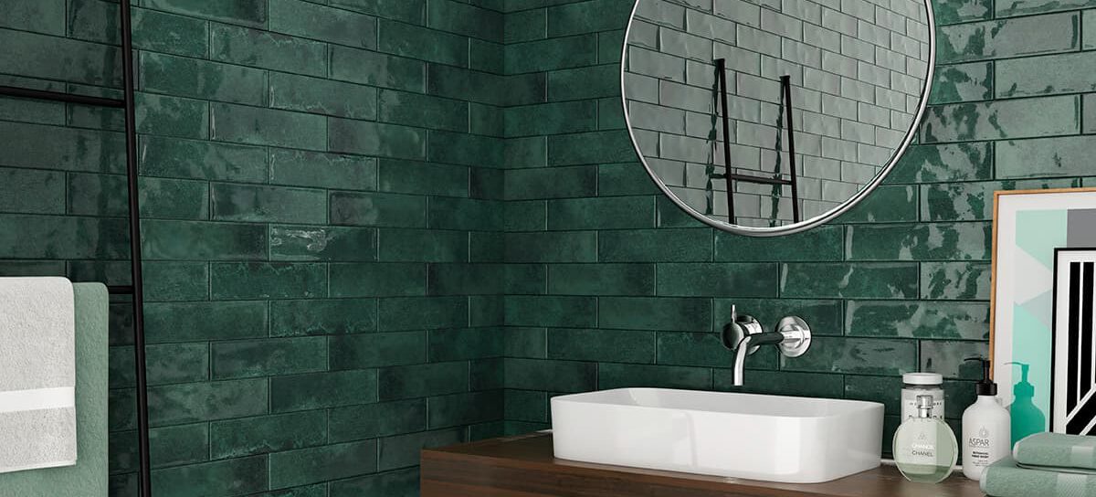 Badezimmer mit klassischem Metrofliesen-Format in glänzendem Grün, reflektierende Oberfläche hinter Spiegel für exklusives, zeitloses Design.