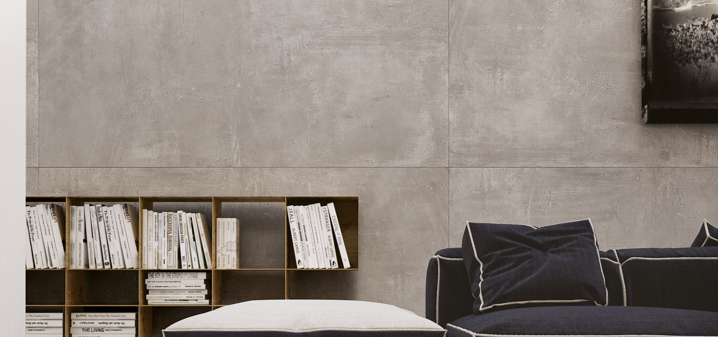 Schlafzimmer mit großformatigen Wandfliesen 120 × 120 cm in grauer Spachtel- und Betonoptik für ruhige, zeitlose Flächenwirkung.