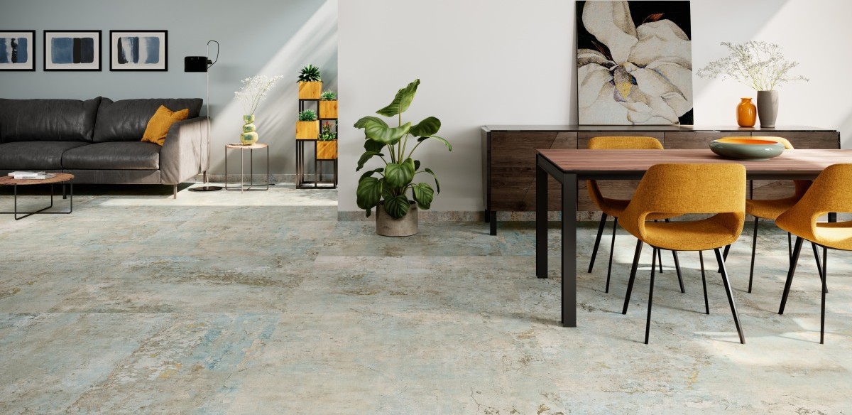 Wohnzimmer mit großformatigen Spachteloptik-Fliesen 120 × 120 cm in dezenter türkis-grauer Farbgebung für elegante, ruhige Raumwirkung.
