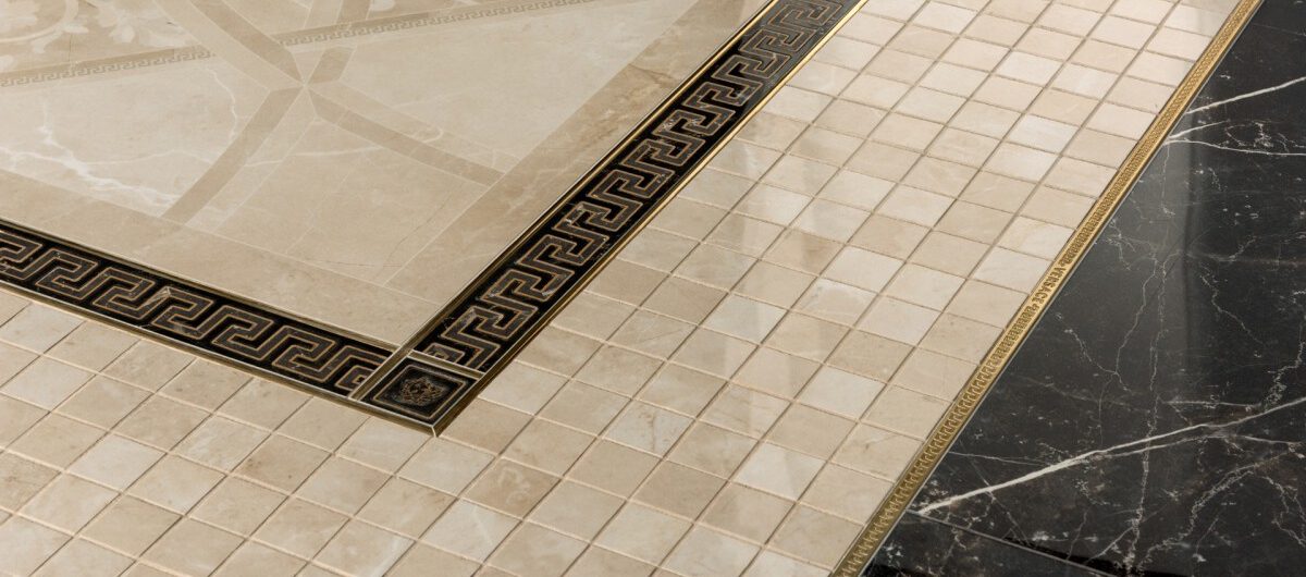 Versace-Ceramics-Fliesen mit Marmoptik, Goldbordüren, kleinen Greek Marble Akzenten und Mosaikfliesen in Beige für beeindruckende Boden- und Wandgestaltung.