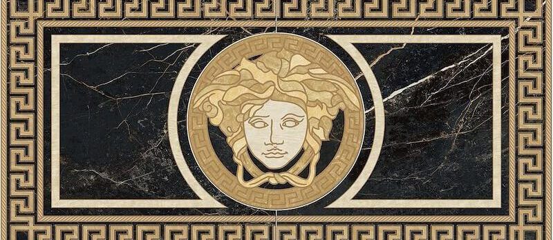 Exklusive Versace-Fliese 60 × 120 cm, poliert, in Gold-Schwarz mit Medusa-Motiv und Greek Marble Strukturen.
