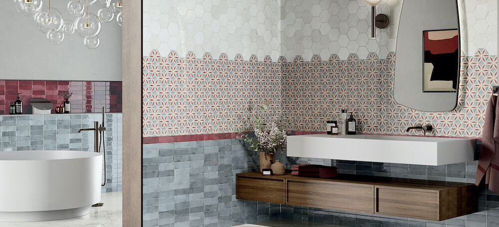 Badezimmer mit Akzentwänden aus verschiedenen Kleinformat-Vintagefliesen: Metro, Hexagon- und quadratische Formate für geometrische Gestaltung.