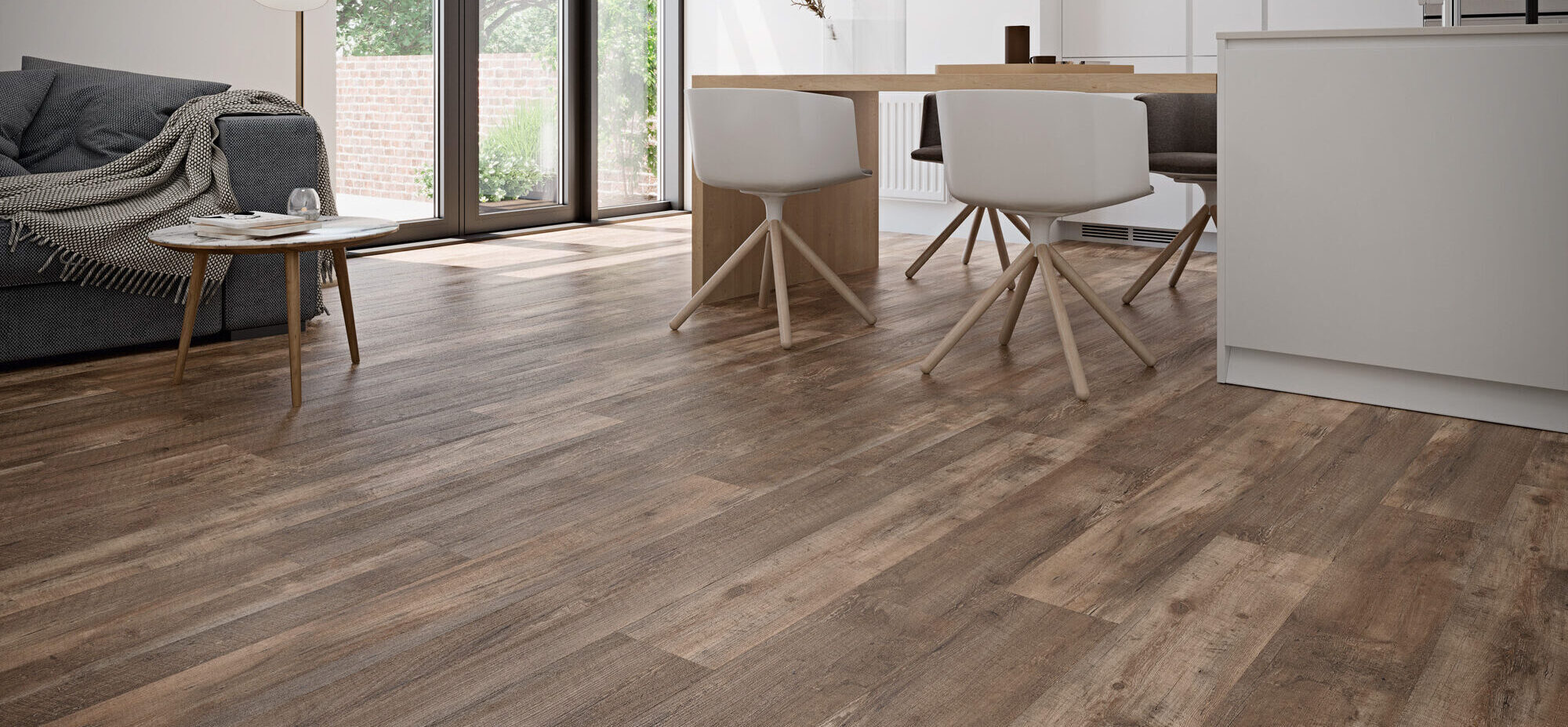 Wohnbereich mit Designerboden in Nussbraun, eleganter, natürlicher Holzoptik – hochwertige Vinylböden von Madak.