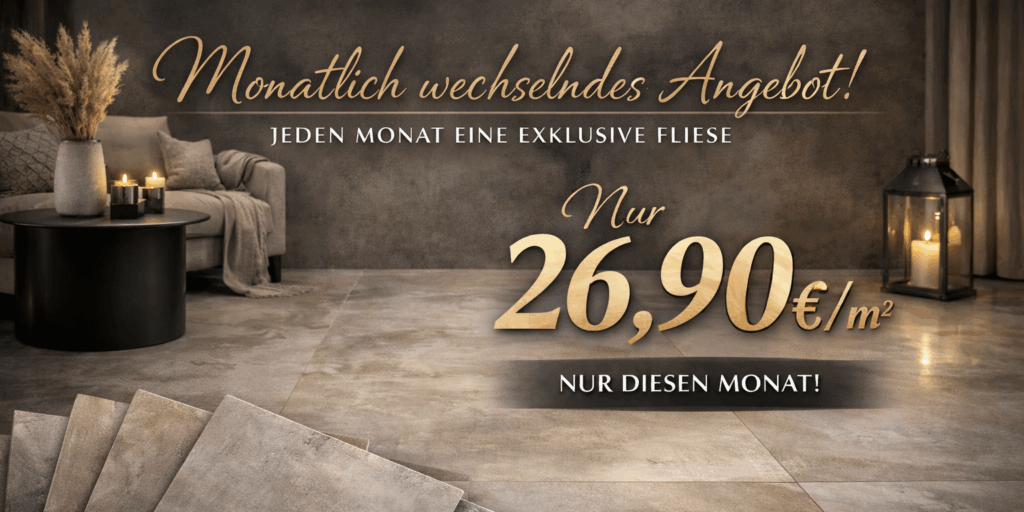 Wohnbereich mit beige-goldener Natursteinoptik-Fliese, wolkenartige Maserung, Monatsangebot-Schriftzug „nur 26,90 €/m²“.