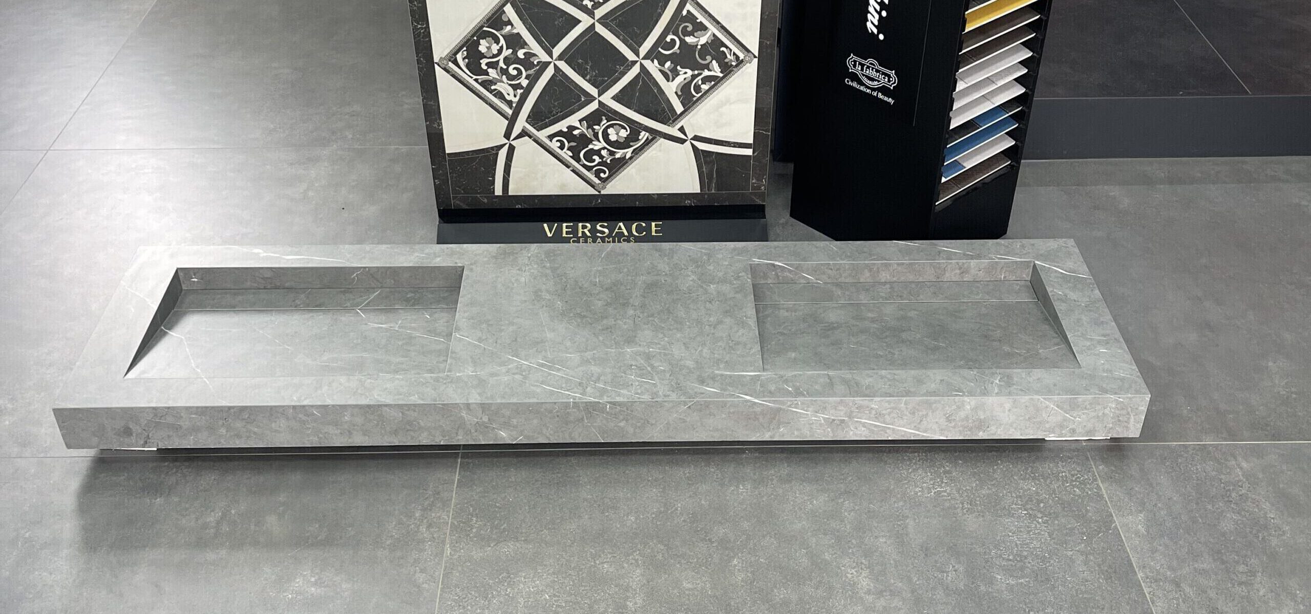 Maßgefertigtes Doppelwaschbecken in Natursteinoptik grau mit weißen Marmoreierungen – handgefertigt vom Madak Meisterbetrieb in Wetzlar.