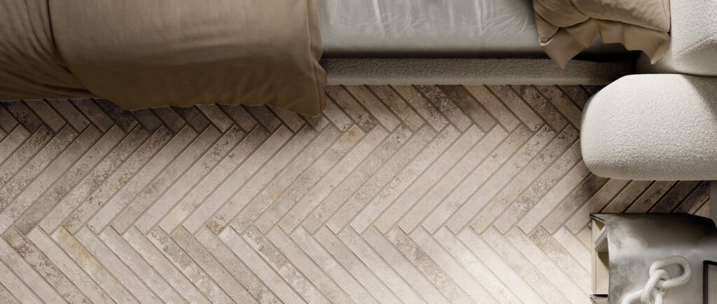 Moderne urbane Bodenfläche mit beige Kleinformatfliesen im Fischgrätmuster verlegt.