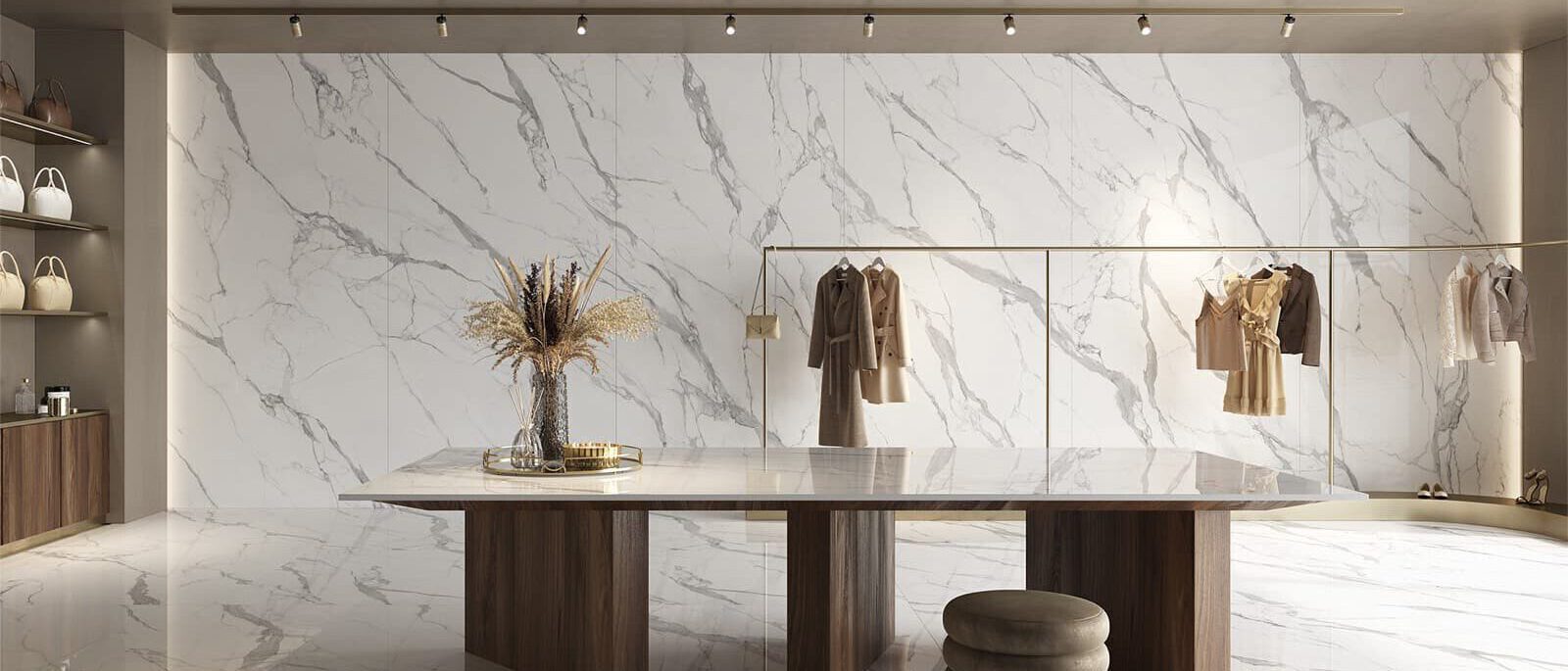 Exklusive Boutique mit Wand- und Bodenfliesen in heller Marmoroptik, dezente hellgraue Maserungen – elegante Fliesenwelt.