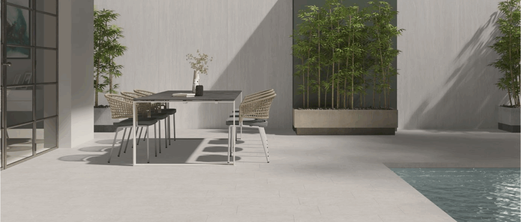 Moderne Terrasse mit Pool und großformatigen Zementoptik-Fliesen an Wand und Boden, Format 120 × 280 cm.