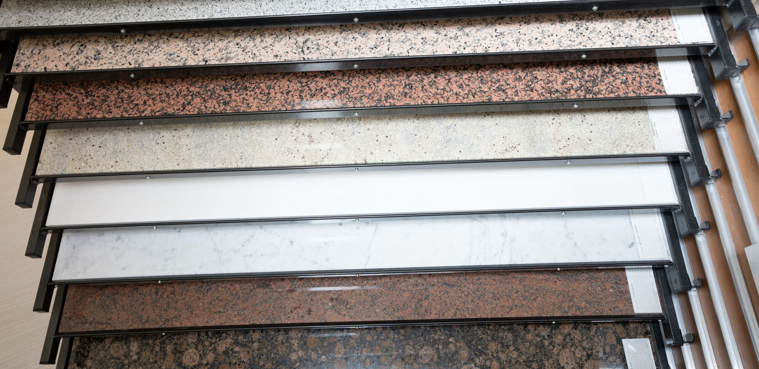 Naturstein-Schublade am Standort Wetzlar mit Granit in verschiedenen Farbtönen – Auswahl an Premium-Oberflächen wie Marmor, Onyx und Kalkstein.