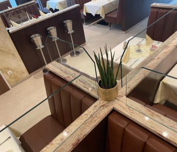 Tischtrenner aus Granit mit integriertem Fenster